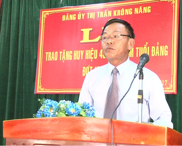 Đảng Ủy thị trấn tổ chức lễ trao huy hiệu 45,50 năm tuổi Đảng đợt 19/5/2017